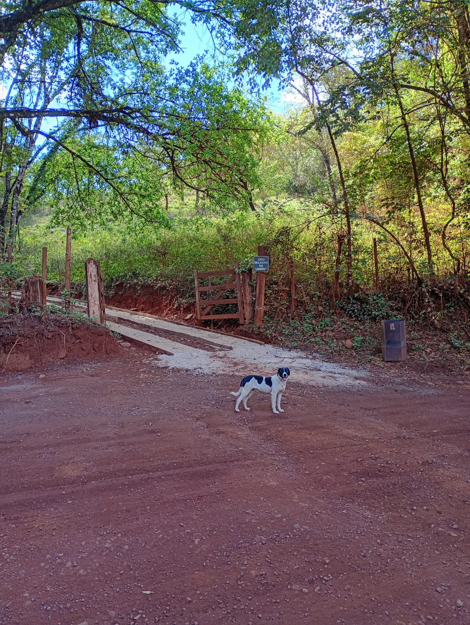 Entrada do sítio com porteira e paisagem natural