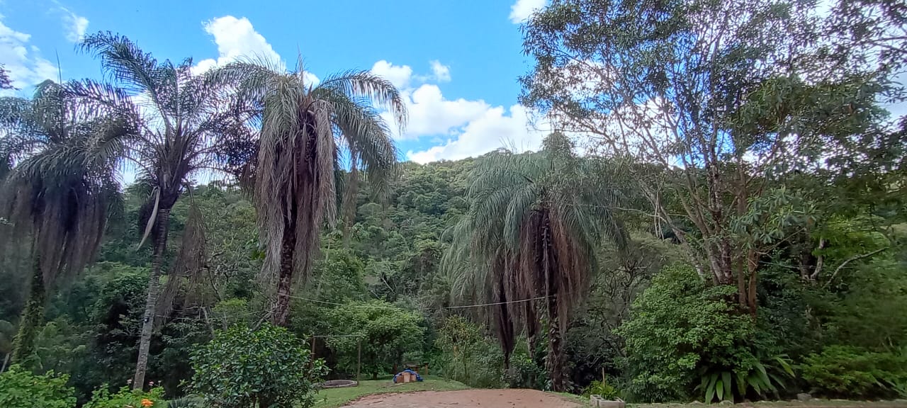 Área de estar coberta com espaço gourmet