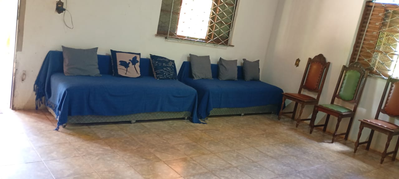 Sala de estar com sofás azuis e decoração aconchegante