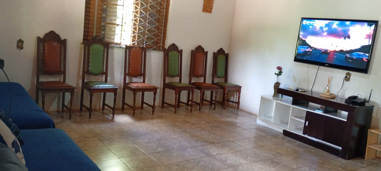 Sala de estar com TV e decoração rústica