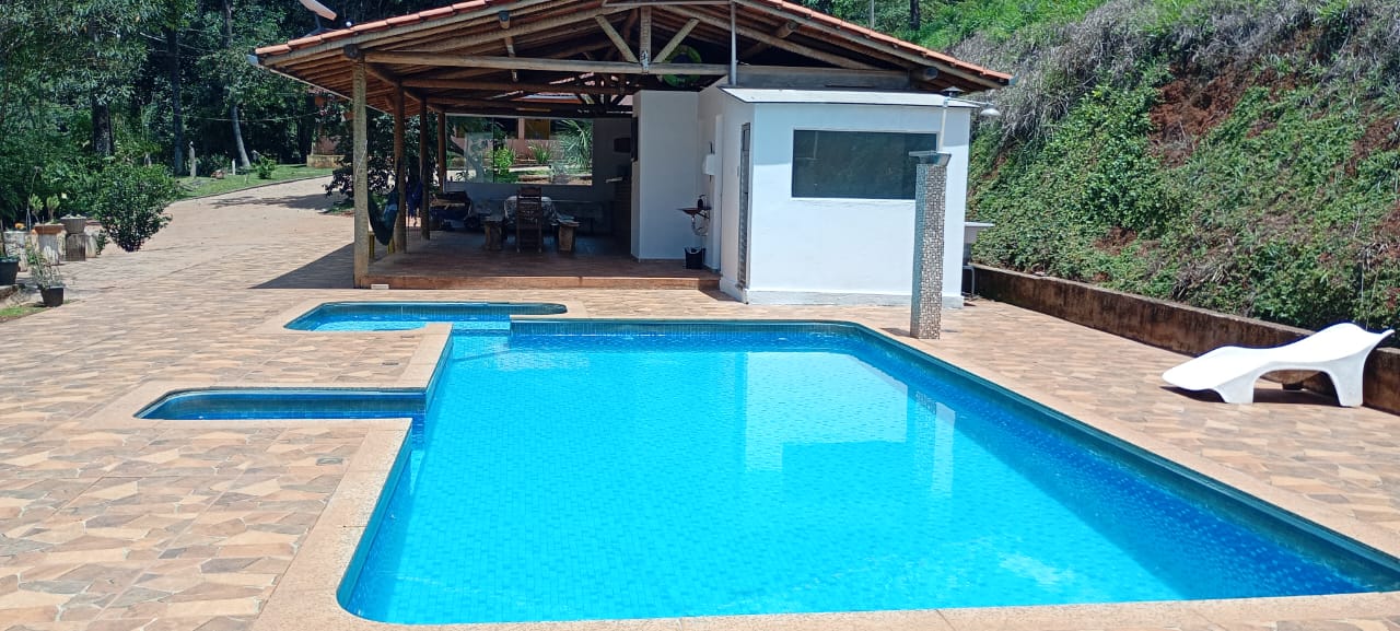 Piscina com área gourmet e espaço de lazer