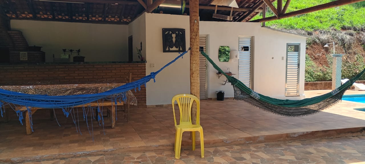 Área externa com redes coloridas e espaço de descanso